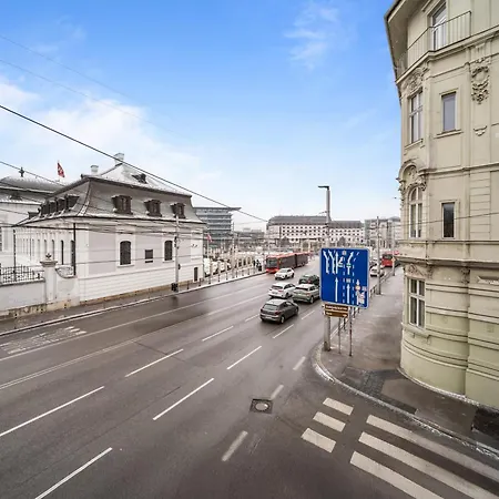 Prezidentsky S Vyhladom Na Palac *